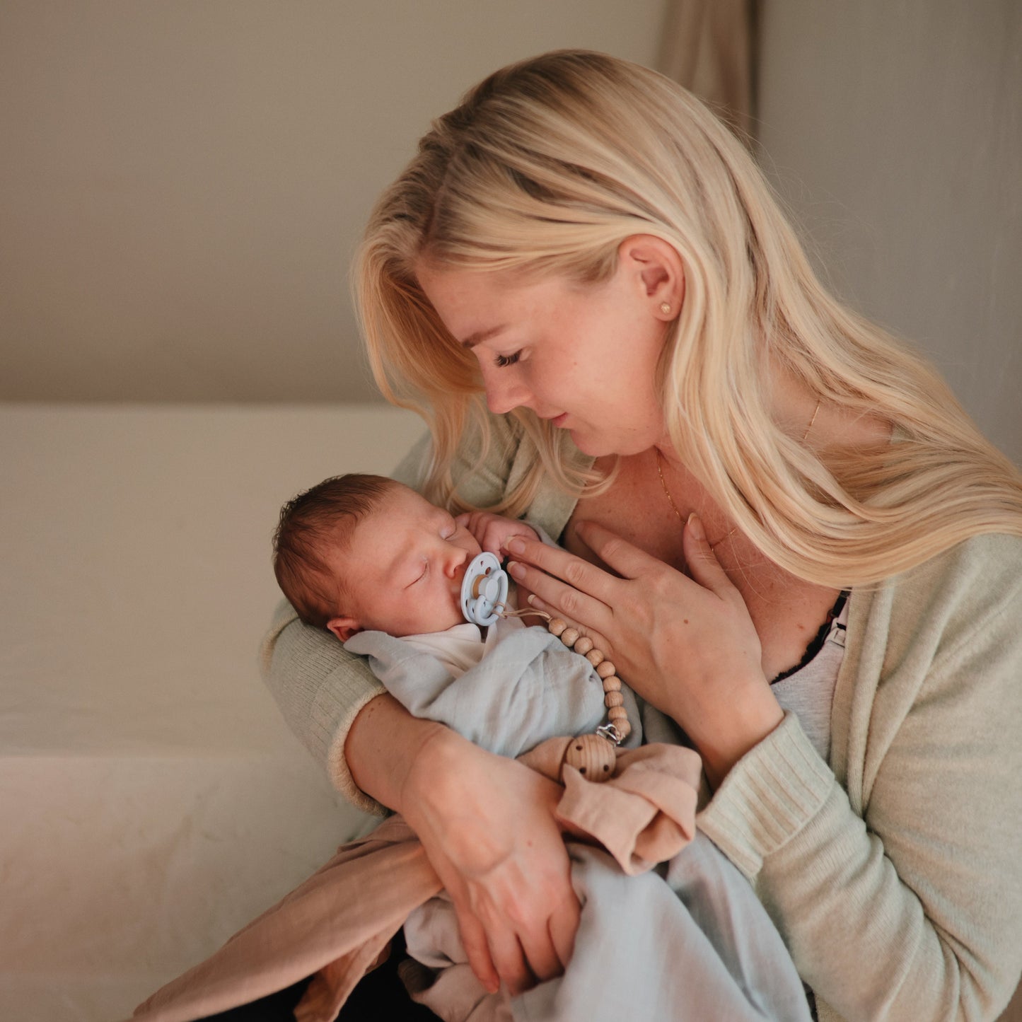 FRIGG Moon Natural Rubber Pacifier 2-Pack